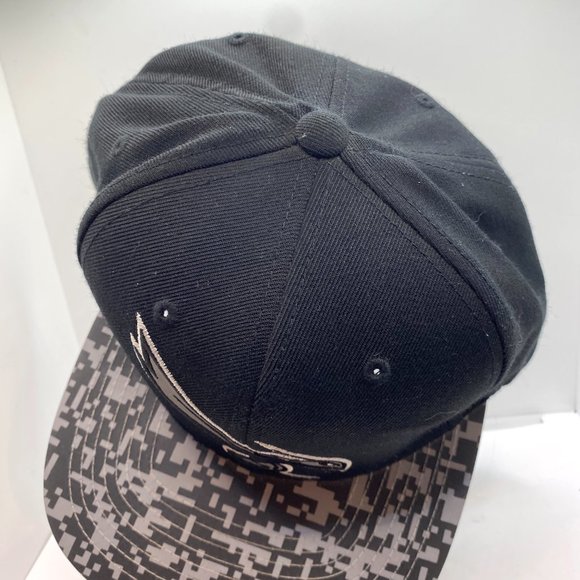 Mitchell & Ness Grey and Black Charlotte Hornets logo hat - Picture 7 of 8